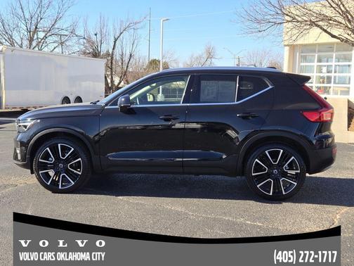 2025 Volvo XC40 B5 Ultra Bright Theme