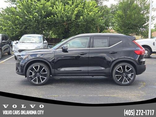 2025 Volvo XC40 B5 Ultra Bright Theme