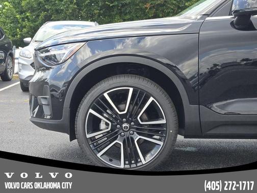 2025 Volvo XC40 B5 Ultra Bright Theme