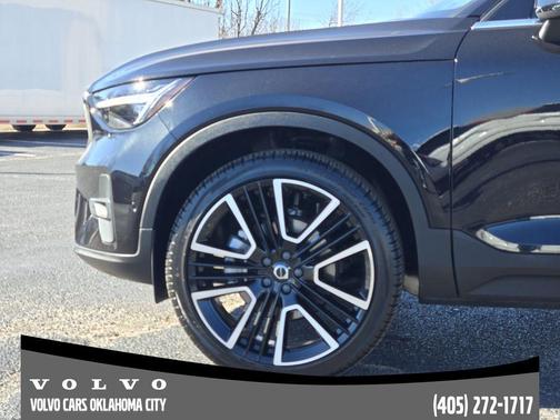 2025 Volvo XC40 B5 Ultra Bright Theme