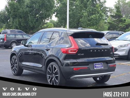 2025 Volvo XC40 B5 Ultra Bright Theme