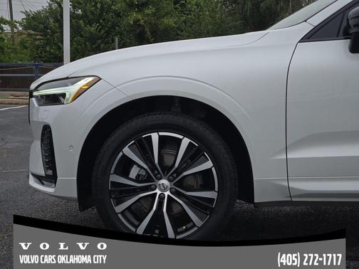 Crystal White Metallic 2023 Volvo XC60 B5 Plus Dark Theme