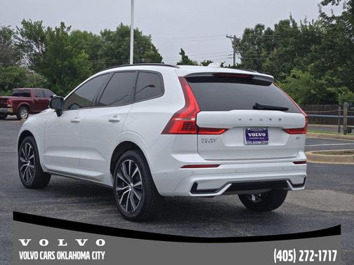 Crystal White Metallic 2023 Volvo XC60 B5 Plus Dark Theme