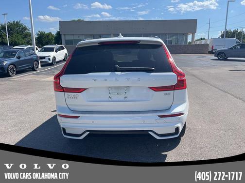 Crystal White Metallic 2023 Volvo XC60 B5 Plus Dark Theme