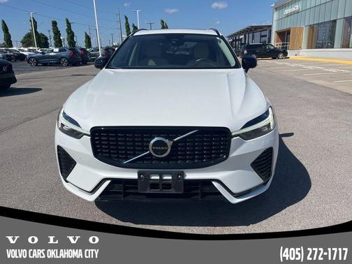 Crystal White Metallic 2023 Volvo XC60 B5 Plus Dark Theme