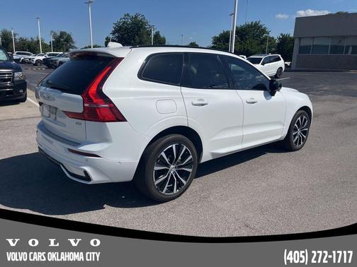 Crystal White Metallic 2023 Volvo XC60 B5 Plus Dark Theme