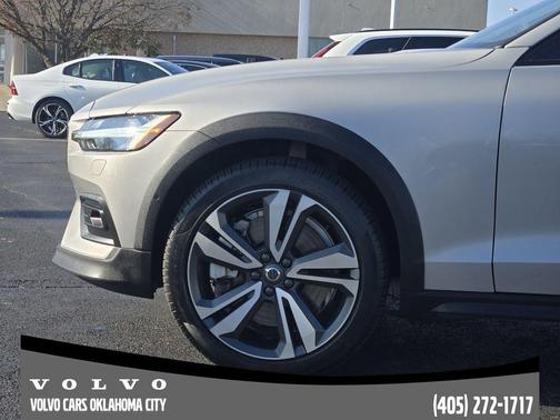 2025 Volvo V60 Cross Country B5 Plus