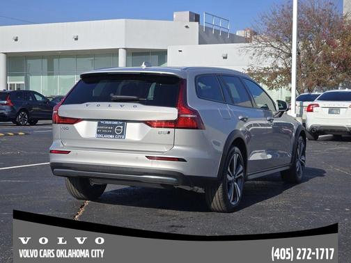 2025 Volvo V60 Cross Country B5 Plus