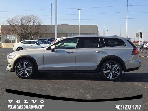 2025 Volvo V60 Cross Country B5 Plus