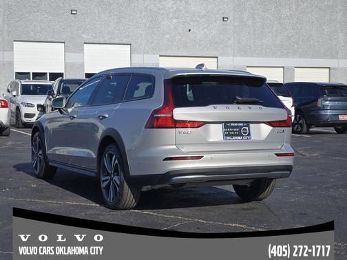 2025 Volvo V60 Cross Country B5 Plus