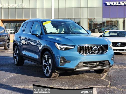 2025 Volvo XC40 B5 Plus Bright Theme