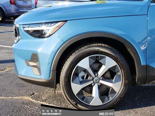 2025 Volvo XC40 B5 Plus Bright Theme