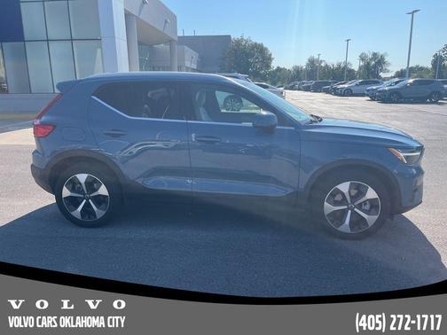 2025 Volvo XC40 B5 Plus Bright Theme