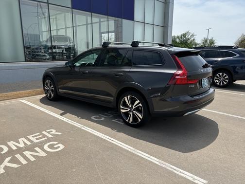 2023 Volvo V60 Cross Country B5 AWD Plus