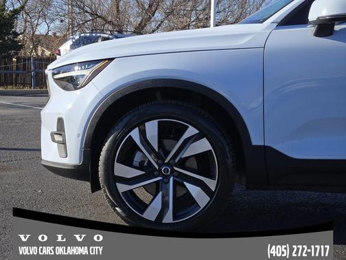 2024 Volvo XC40 B5 Ultimate Bright Theme
