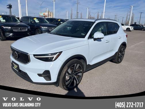 2024 Volvo XC40 B5 Ultimate Bright Theme