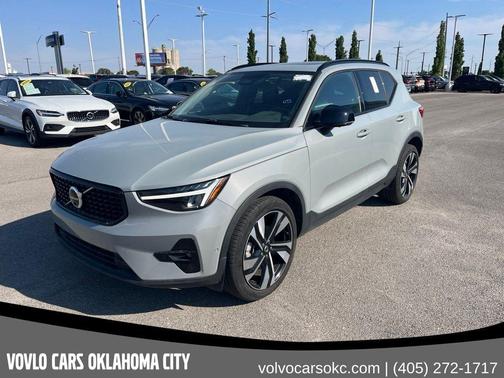 Metallic 2025 Volvo XC40 B5 Plus Dark Theme