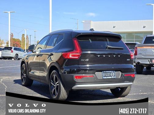 2025 Volvo XC40 B5 Core Bright Theme