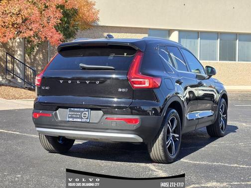 2025 Volvo XC40 B5 Core Bright Theme