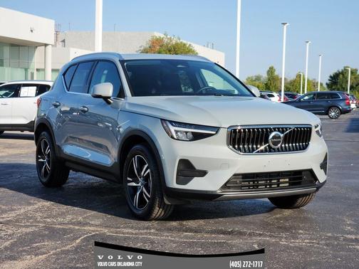 2025 Volvo XC40 B5 Core Bright Theme