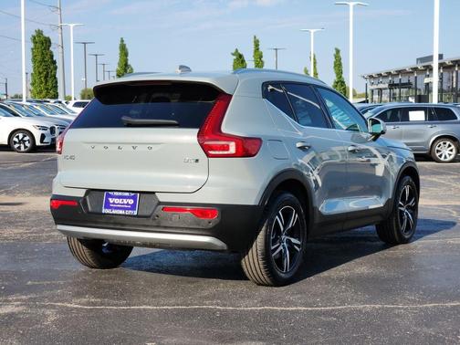 2025 Volvo XC40 B5 Core Bright Theme