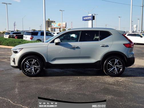 2025 Volvo XC40 B5 Core Bright Theme