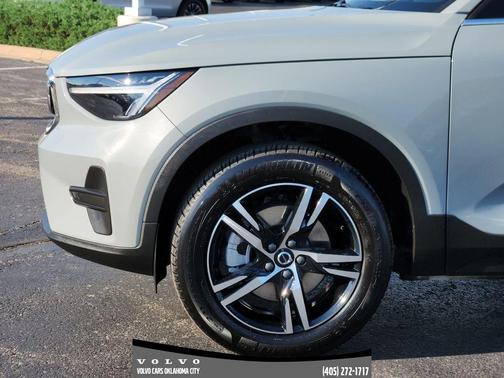 2025 Volvo XC40 B5 Core Bright Theme
