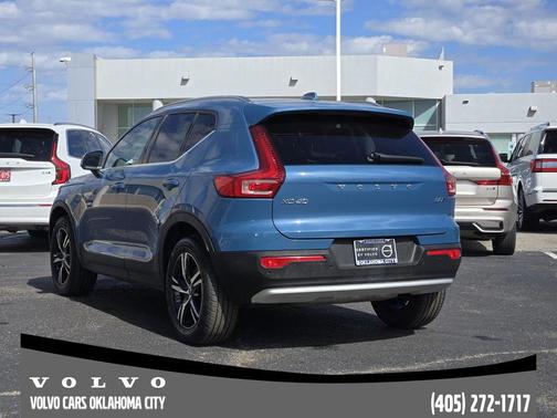 2025 Volvo XC40 B5 Core Bright Theme