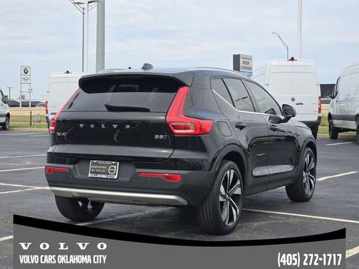 Onyx Black Metallic 2024 Volvo XC40 B5 Plus Bright Theme