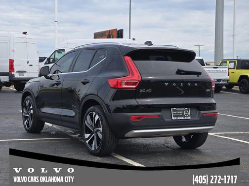 Onyx Black Metallic 2024 Volvo XC40 B5 Plus Bright Theme