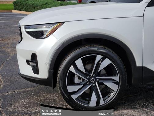 2025 Volvo XC40 B5 Plus Dark Theme
