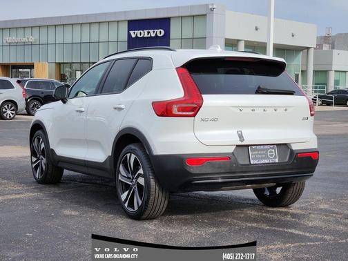 2025 Volvo XC40 B5 Plus Dark Theme