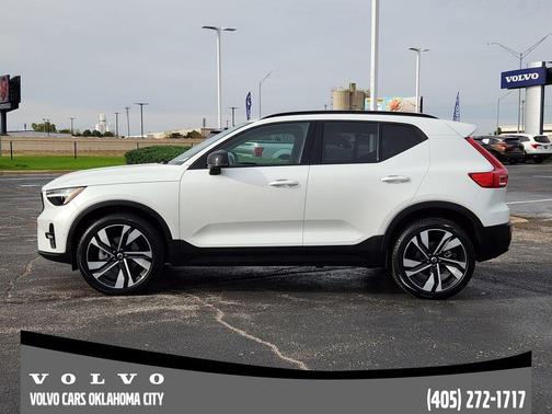 2025 Volvo XC40 B5 Plus Dark Theme