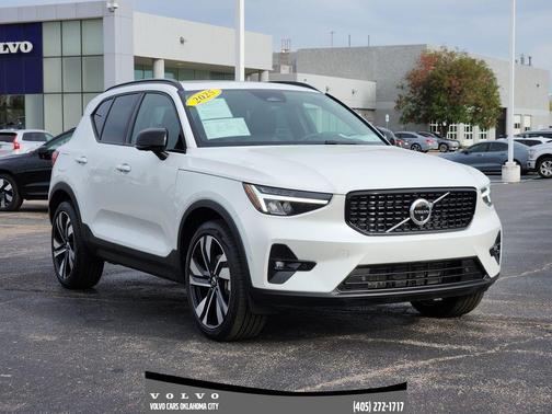 2025 Volvo XC40 B5 Plus Dark Theme