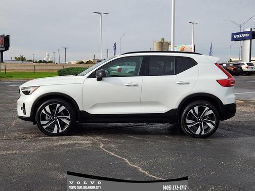 2025 Volvo XC40 B5 Plus Dark Theme