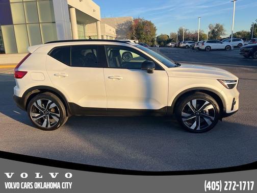 2025 Volvo XC40 B5 Plus Dark Theme