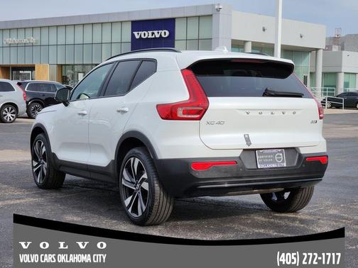 2025 Volvo XC40 B5 Plus Dark Theme