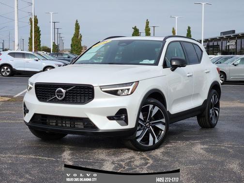 2025 Volvo XC40 B5 Plus Dark Theme