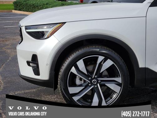 2025 Volvo XC40 B5 Plus Dark Theme