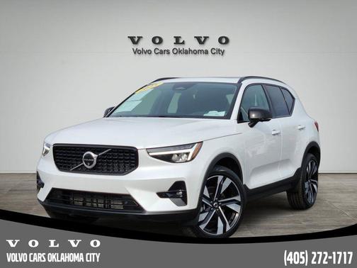 2025 Volvo XC40 B5 Plus Dark Theme
