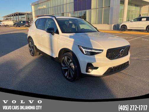 2025 Volvo XC40 B5 Plus Dark Theme