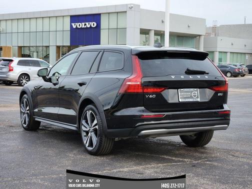 2025 Volvo V60 Cross Country B5 Plus
