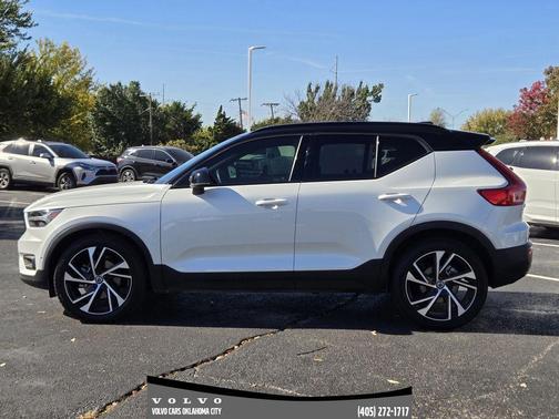 2022 Volvo XC40 T5 R-Design