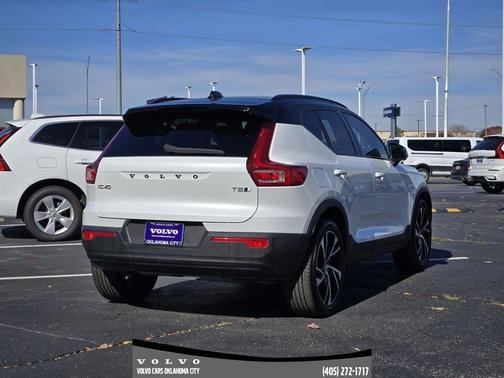 2022 Volvo XC40 T5 R-Design