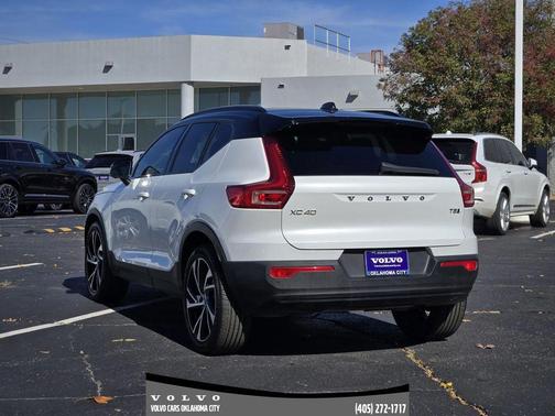 2022 Volvo XC40 T5 R-Design