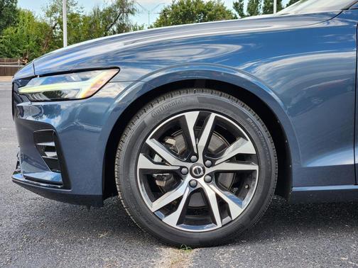 2024 Volvo S60 B5 Core Dark Theme
