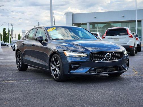 2024 Volvo S60 B5 Core Dark Theme