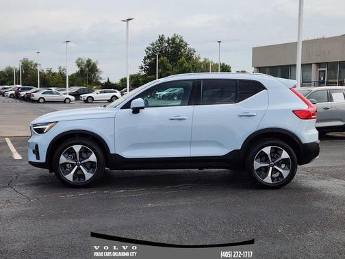 2025 Volvo XC40 B5 Plus Bright Theme