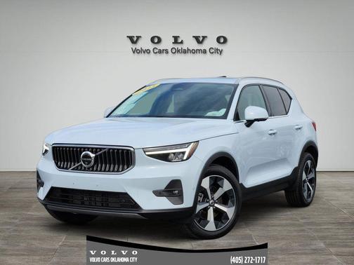 2025 Volvo XC40 B5 Plus Bright Theme