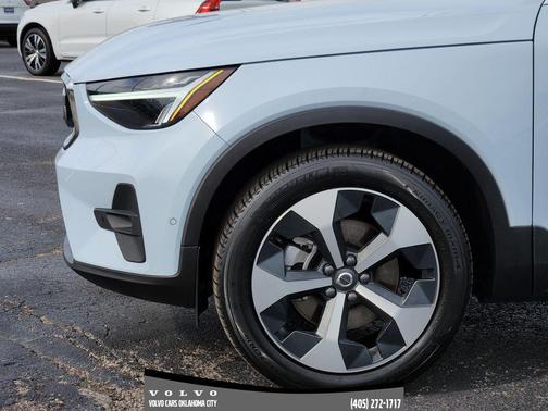2025 Volvo XC40 B5 Plus Bright Theme